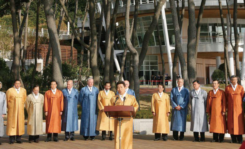 2005년 부산 APEC 정상회의 선언문 낭독 모습